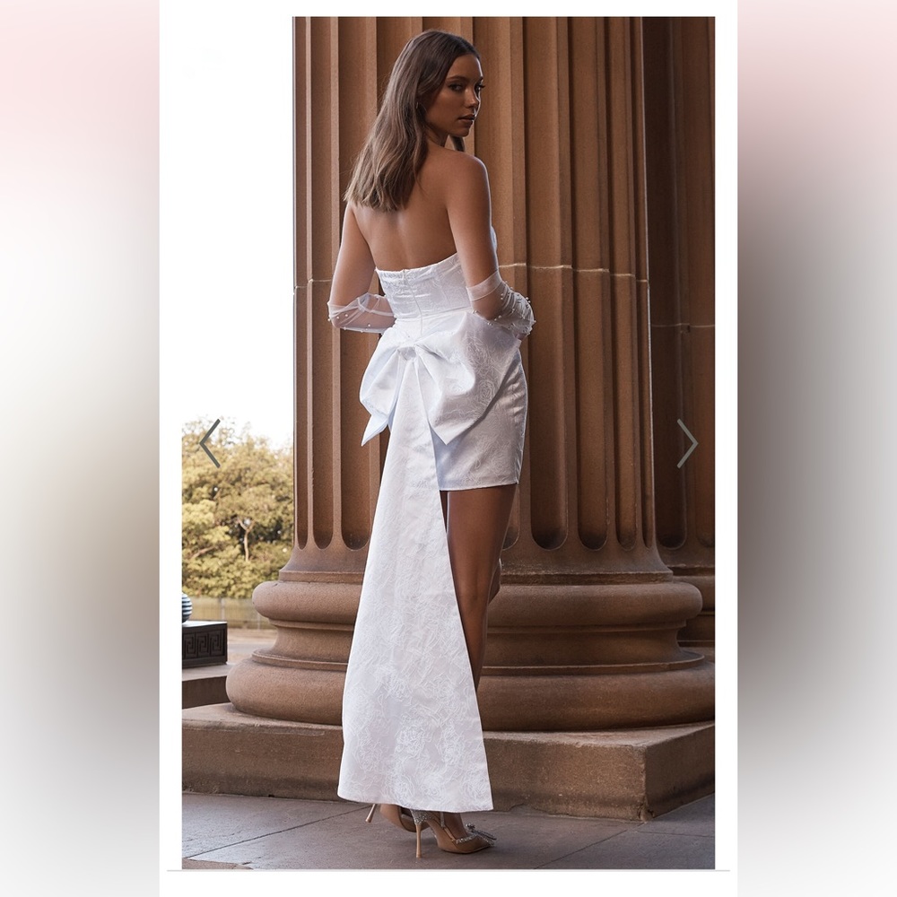 ShowPo SARIAH MINI DRESS - DETACHABLE STRAPLESS BOW TRAIN DRESS IN WHITE - Sz 6